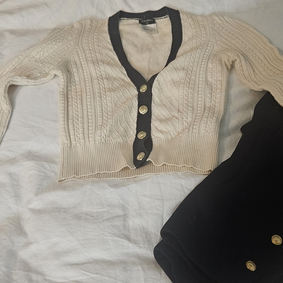 CHANEL Cream and Black Cardigan - Picture 4 of 8